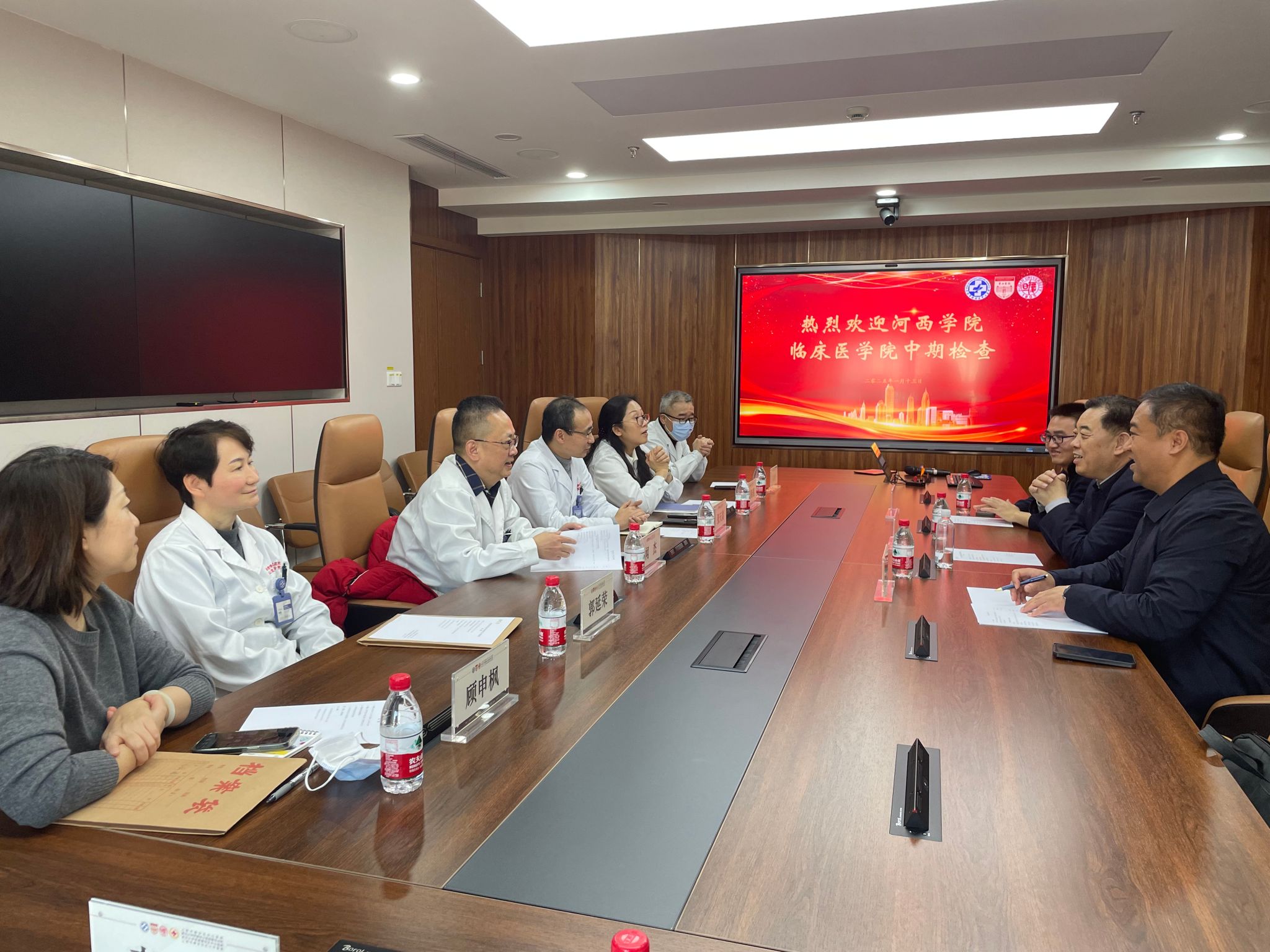 太阳成集团tyc33455cc官方网站领导赴沪看望实习同学并召开座谈会